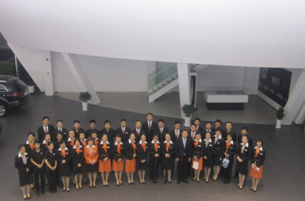 永奥奥迪参加商务礼仪大赛人员合影