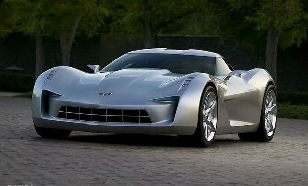 corvette是美国国宝级的跑车,亦是通用旗下最高端的超级跑车品牌
