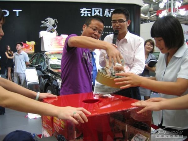期待已久的标致最新款硬顶敞篷跑车rcz也在本次苏州国际车展高清图片