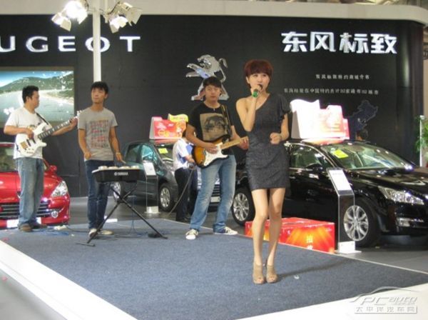 期待已久的标致最新款硬顶敞篷跑车rcz也在本次苏州国际车展高清图片