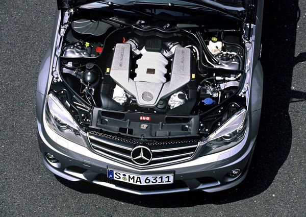 1660450_Mercedes-Benz-C63_AMG_2008_800x600_wallpaper_2c[1]_thumb.jpg