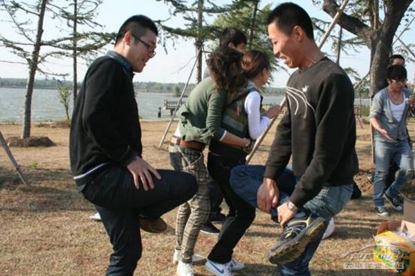 说到这游戏,对于男生们来说"斗鸡"一定是一项必不可少的算是码头皮划艇v男生体育图片
