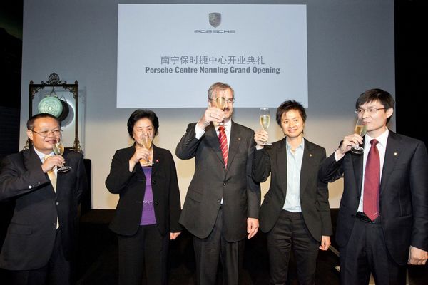 公司董事长-黄文洲先生 厦门建发集团有限公司董事长-王宪榕女士