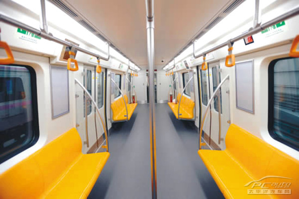 车厢,座椅粘"金"光地铁二号线一期工程贯穿金廊沿线,北起三台子,南至