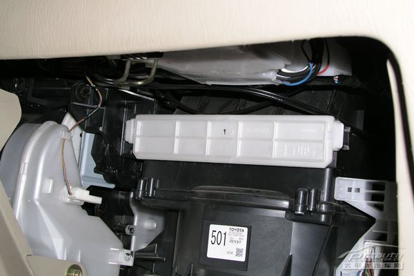 空调滤芯一般位于储物箱后面