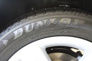 第七代凯美瑞轮胎采用邓禄普 规格为215/55 r17的5幅铝