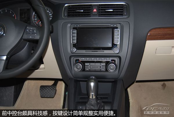 在中控台的设计上则综合了高尔夫6和现款速腾的设计,相对于驾驶者来说