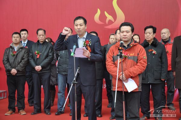 李耀成总经理和陕西江淮轿车贸易有限公司蓝畅总经理作为经销商代表