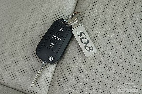标致508的钥匙拿在手上会比其他的钥匙大,感觉有些沉重,而且该车标配