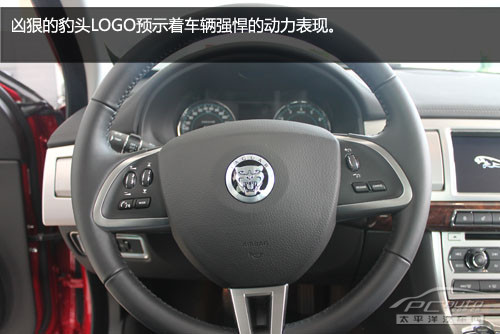 捷豹xf真皮方向盘很粗壮,集成了音响,语音等多功能按键,凶狠的豹头