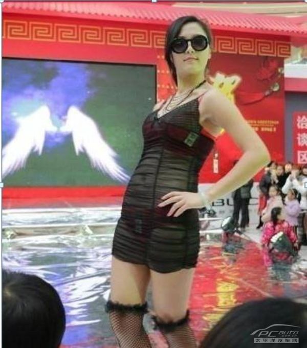 靓丽女模特身着"透视装","性感短裙","比基尼","清凉内衣"等制服走秀