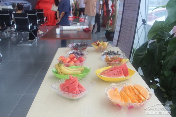 会场有水果饮料招待来客 非常不错