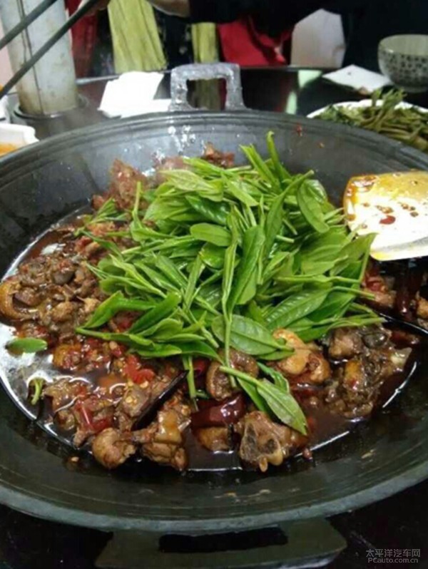 享受农家特色茶餐,中午在茶园用餐,享用茶叶制作的美味农家菜.