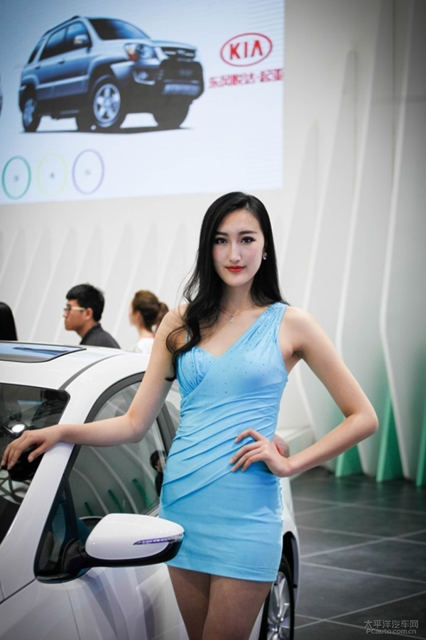 起亚展位美女车模