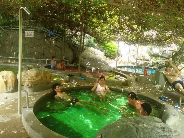 丫沙底瀑布温泉位于云南个旧贾沙乡南面的贾沙河河谷地带.