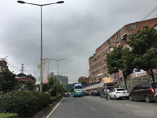 贵阳望城坡至复烤厂方向 过往车辆缓行中