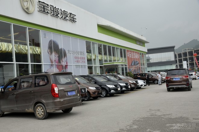 孟关汽车城 正宇五菱宝骏店停车方便