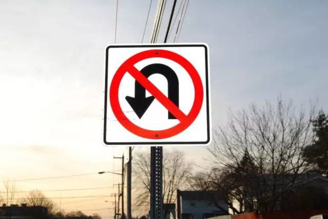 9)路口有"禁止掉头"标志,禁止掉头.