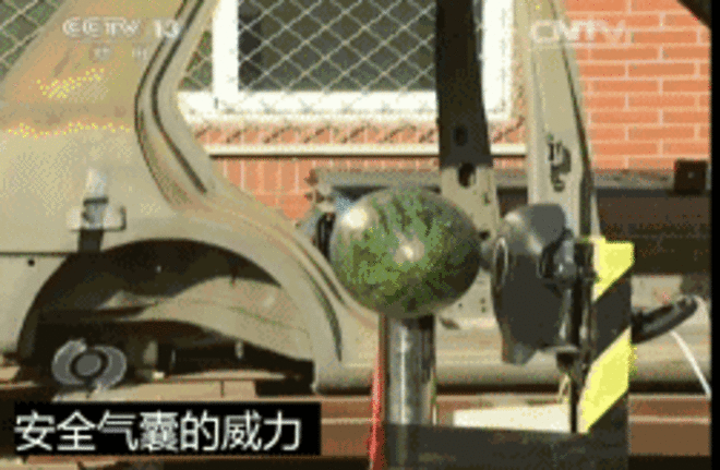 还有的家长喜欢让孩子独自坐在后座,没有安全座椅,甚至连安全带都不系
