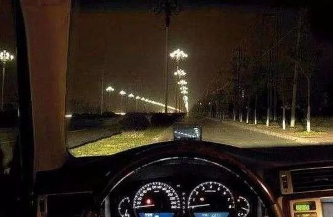 晚上开车驾驶室为什么不开灯?看过这些你就