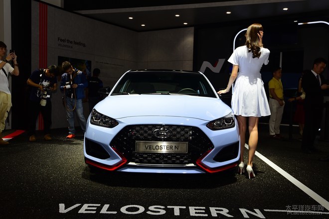现代汽车公司带来了全新一代veloster飞思n,该车从外观内饰再到机械层
