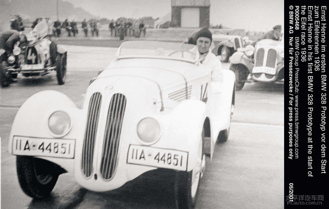 1936年ernst henne驾驶第一款bmw 328参加赛事
