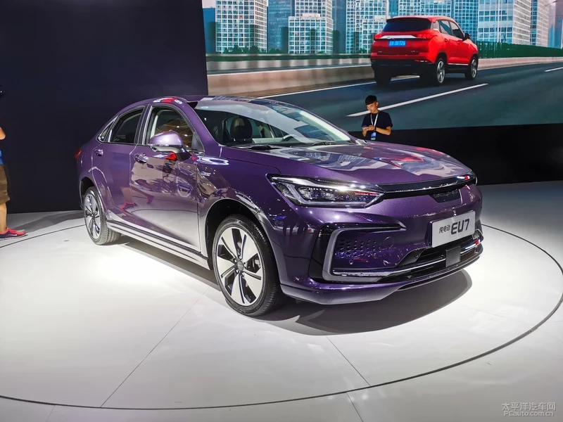 2019成都車(chē)展：北汽新能源EU7首發(fā)亮相