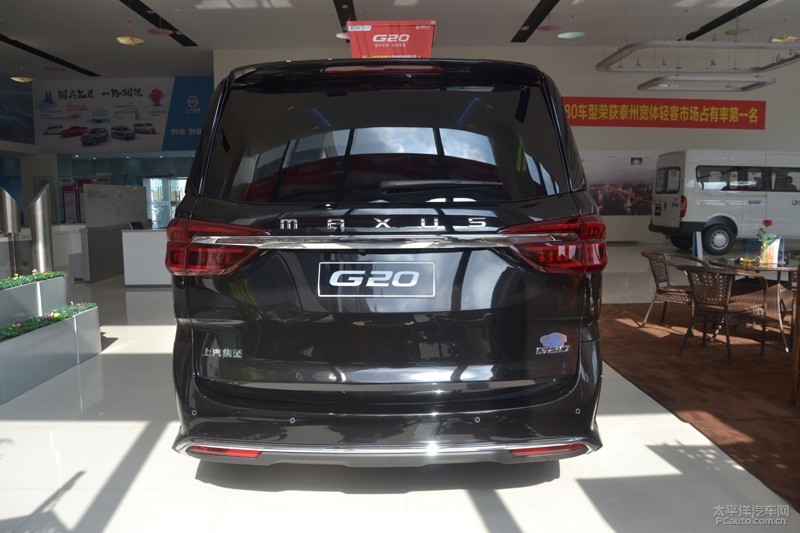 两侧尾灯之间以镀铬装饰条相连,上面原本g10车型大通车标的位置被 "
