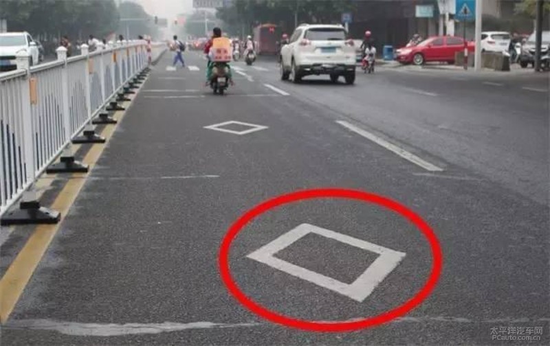 在很多路口都会出现这样的菱形标志,意思就是要我们减速慢行,停车
