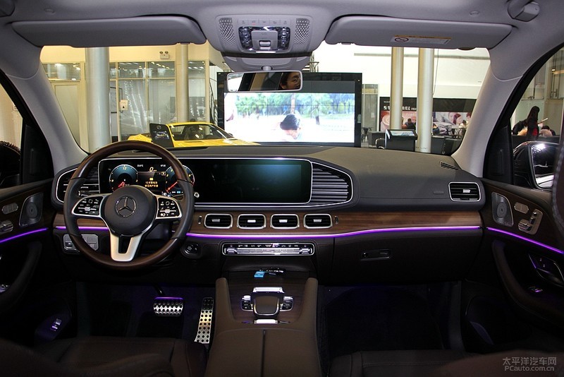 3英寸全液晶显示屏 中控屏是新一代奔驰车型常见的亮点配置