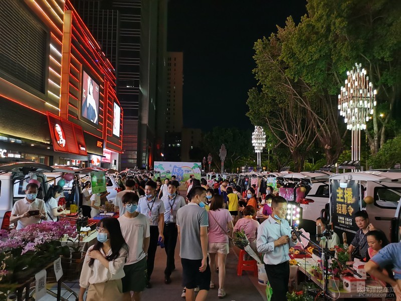 夜幕降临,音乐响起,惠州市江北丽日广场热闹非凡!