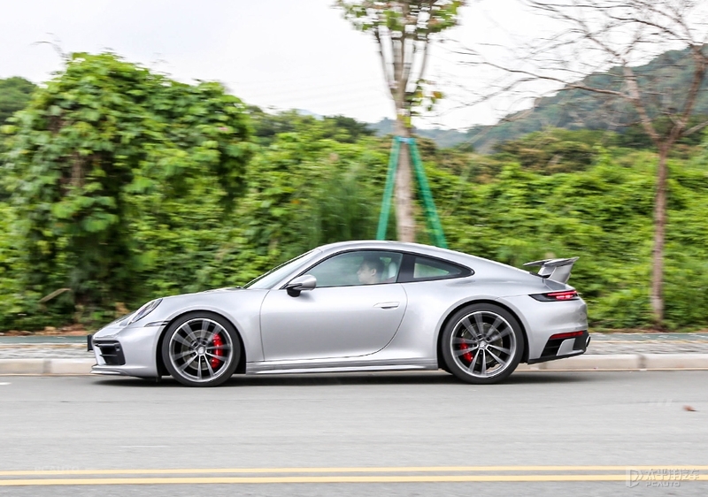 最终我们实测这台保时捷911carrera 4s的100-0km/h制动距离为35.