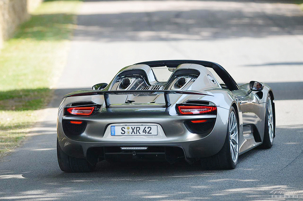 保時捷918最先亮相在2010年日內瓦車展,本來應該是與法拉利laferrari