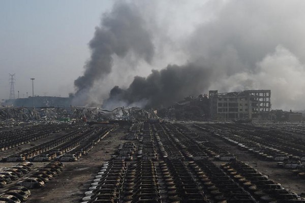 天津爆炸致上千輛車被毀 儼然汽車墳墓