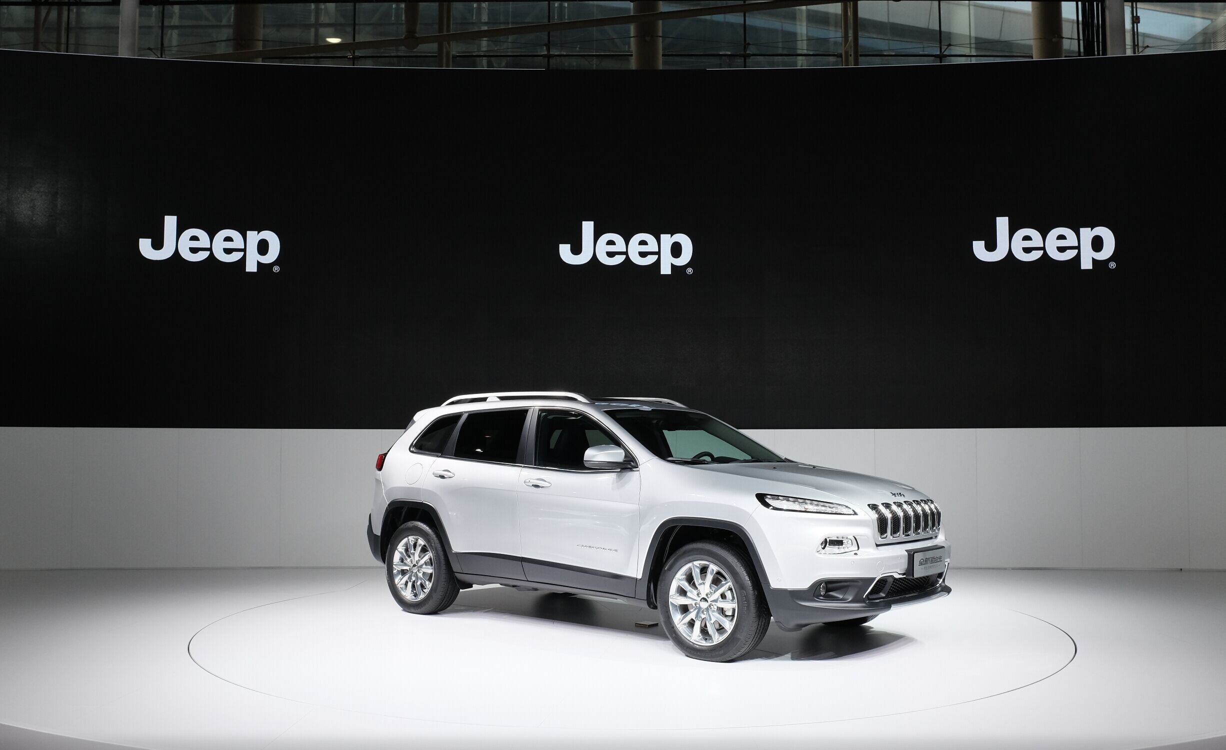 jeep自由光车展图片