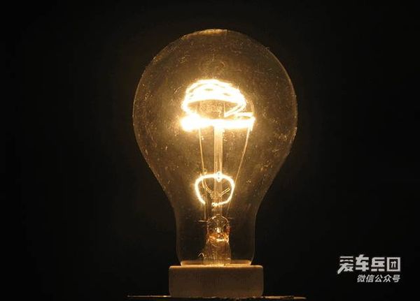卤素灯的基本发光原理与白炽灯基本相同,都是热辐射光源