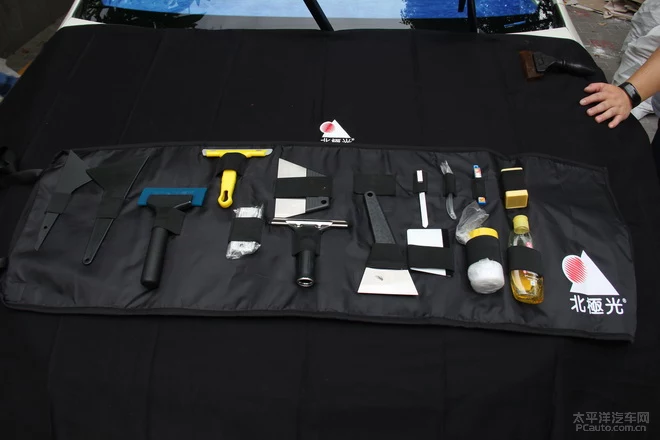 图为北极光贴膜时会用到的专业工具，各种标尺的刮刷、