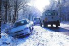 冰雪路面駕車難 有了雪地胎也要小心開(kāi)