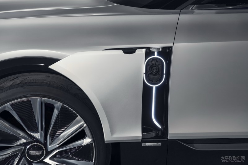 凯迪拉克首款纯电SUV Lyriq首发 超简约设计